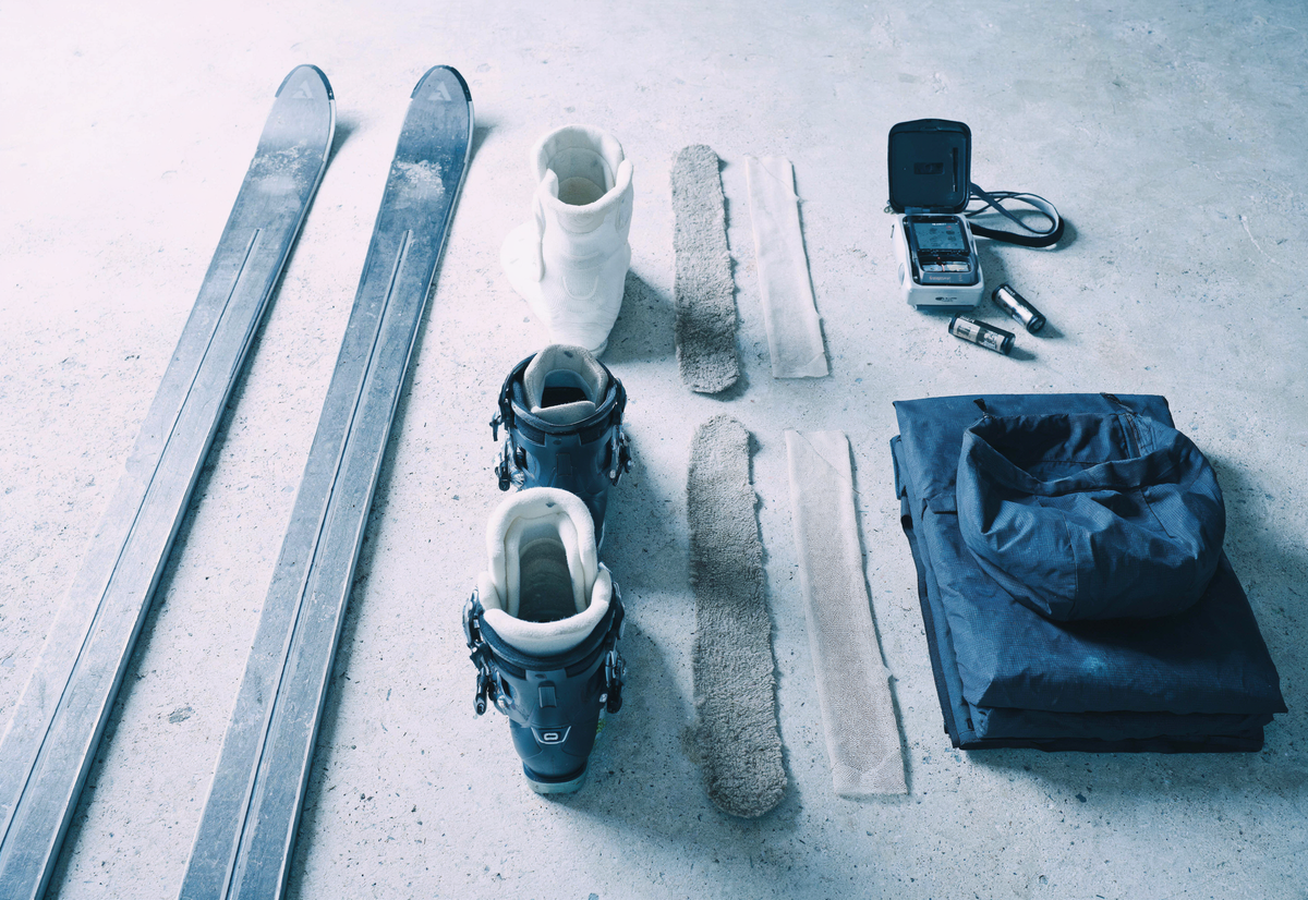 Matériel de ski disposé à plat pour le rangement de fin de saison