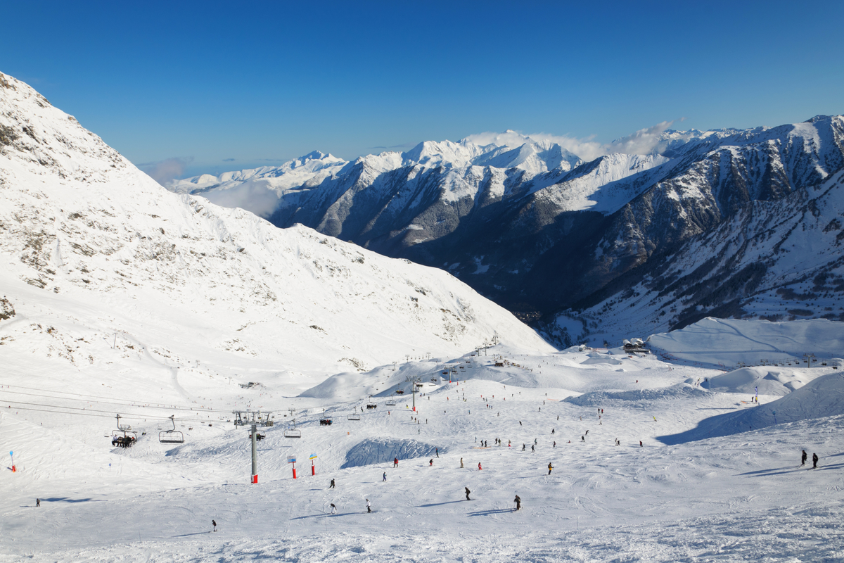 Une station de ski où skier dans les Pyrénées pour les débutants